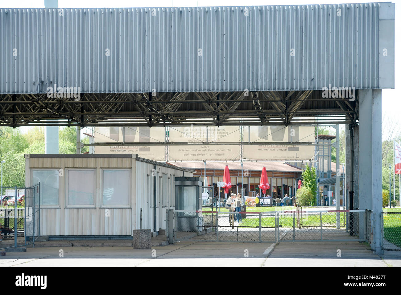 L'ancien point de contrôle et contrôle de passeport kiosques de Grenzubergangsstelle Marienborn GUSt sur côté allemand de l'Est de l'ancienne RDA et l'Allemagne de l'Ouest (Grenzu Banque D'Images