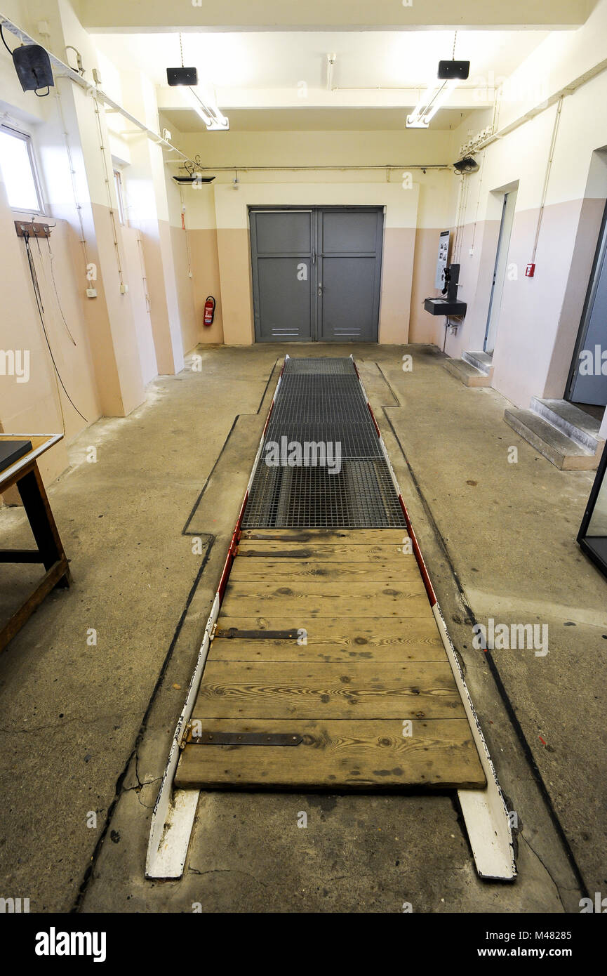 Exposition de voiture d'inspection aux frontières dans l'un des bâtiments point dans l'ancien point de contrôle de l'Grenzubergangsstelle Marienborn GUSt sur côté de l'Allemagne de l'est t Banque D'Images
