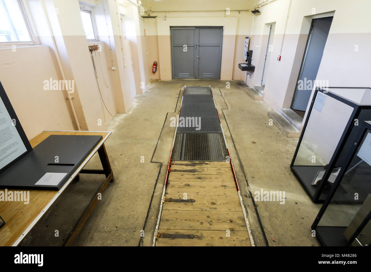 Exposition de voiture d'inspection aux frontières dans l'un des bâtiments point dans l'ancien point de contrôle de l'Grenzubergangsstelle Marienborn GUSt sur côté de l'Allemagne de l'est t Banque D'Images