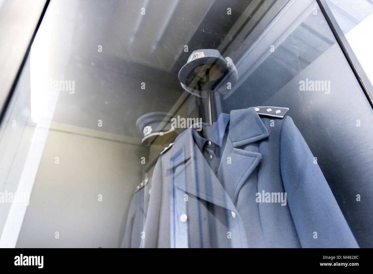 Exposition de Grenztruppen der DDR (troupes frontalières de la République démocratique allemande) l'uniforme dans l'un des bâtiments de l'ancien point de contrôle de l'Grenzuber Banque D'Images