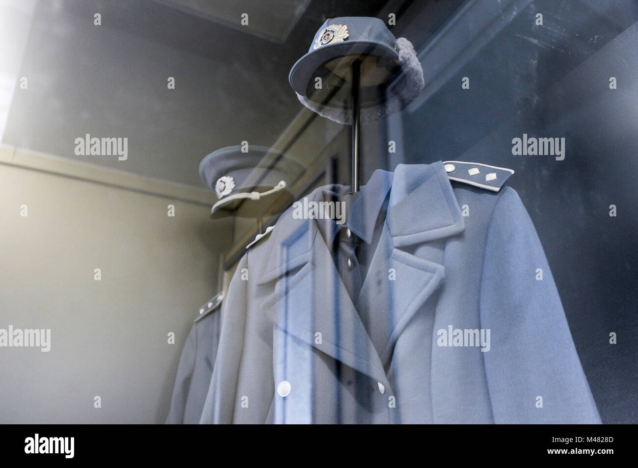 Exposition de Grenztruppen der DDR (troupes frontalières de la République démocratique allemande) l'uniforme dans l'un des bâtiments de l'ancien point de contrôle de l'Grenzuber Banque D'Images