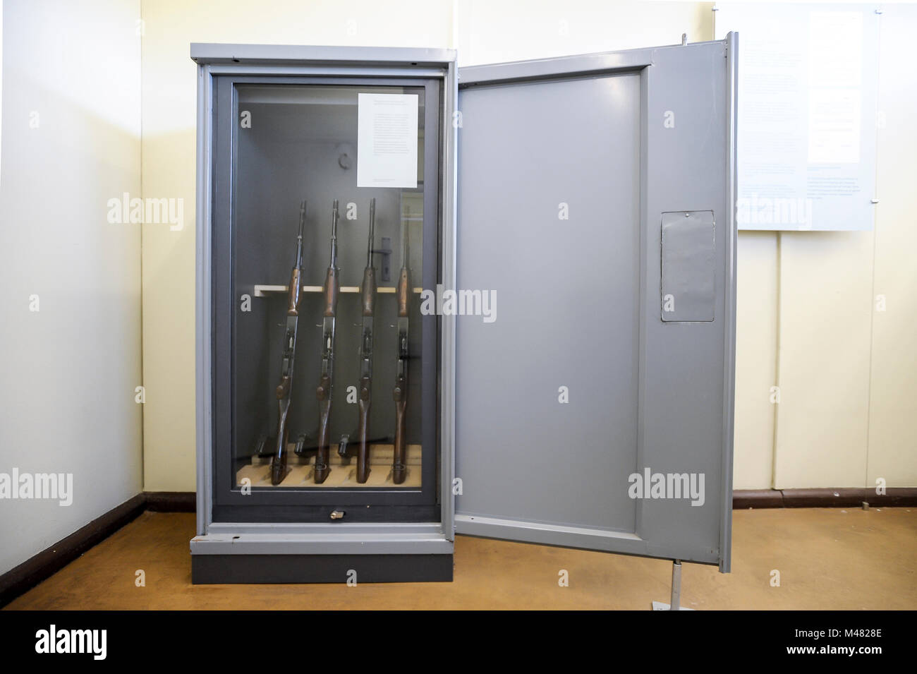 Exposition d'un coffre-fort d'armes nucléaires avec des fusils d'assaut dans l'un des bâtiments de l'ancien point de contrôle de l'Grenzubergangsstelle Marienborn GUSt sur East German s Banque D'Images