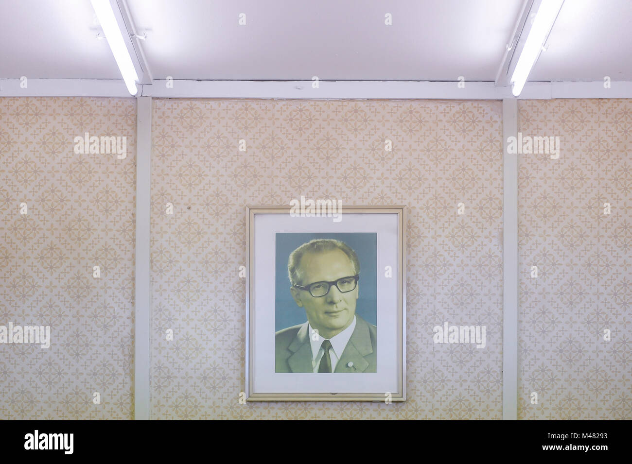 Exposition avec le portrait officiel de l'Allemagne de l'Est Erich Honecker, Secrétaire Général du Comité central du Parti socialiste unifié d'Allemagne, je Banque D'Images