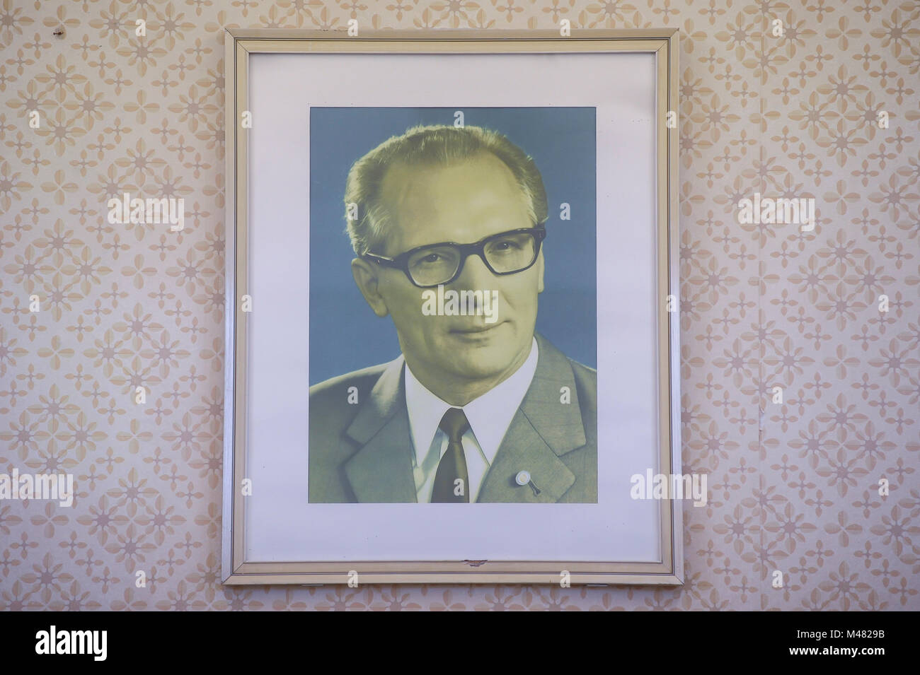 Exposition avec le portrait officiel de l'Allemagne de l'Est Erich Honecker, Secrétaire Général du Comité central du Parti socialiste unifié d'Allemagne, je Banque D'Images