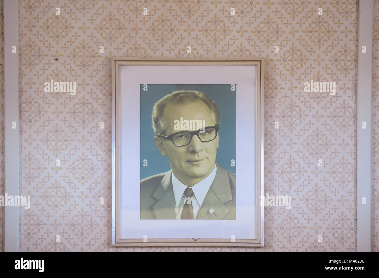 Exposition avec le portrait officiel de l'Allemagne de l'Est Erich Honecker, Secrétaire Général du Comité central du Parti socialiste unifié d'Allemagne, je Banque D'Images
