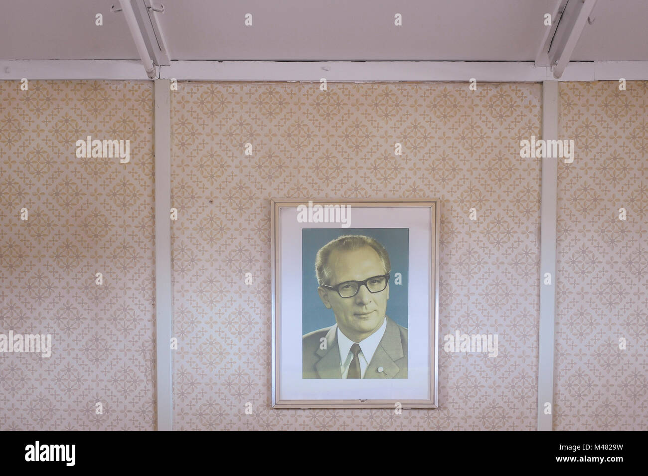 Exposition avec le portrait officiel de l'Allemagne de l'Est Erich Honecker, Secrétaire Général du Comité central du Parti socialiste unifié d'Allemagne, je Banque D'Images