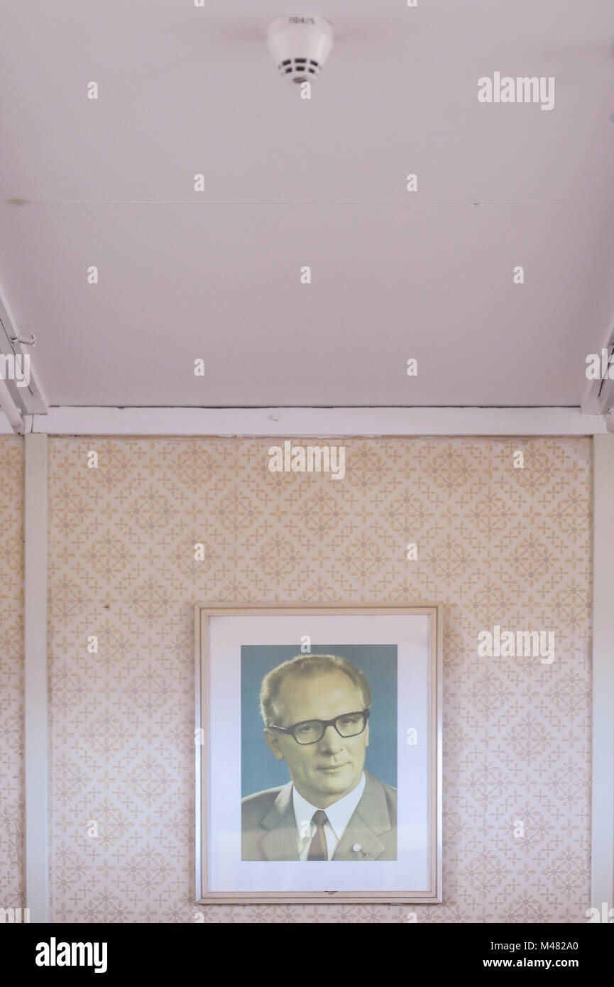 Exposition avec le portrait officiel de l'Allemagne de l'Est Erich Honecker, Secrétaire Général du Comité central du Parti socialiste unifié d'Allemagne, je Banque D'Images