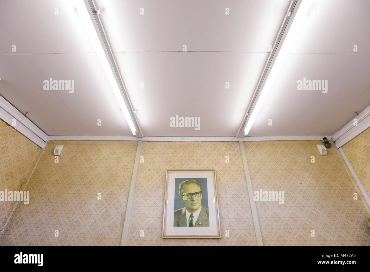 Exposition avec le portrait officiel de l'Allemagne de l'Est Erich Honecker, Secrétaire Général du Comité central du Parti socialiste unifié d'Allemagne, je Banque D'Images