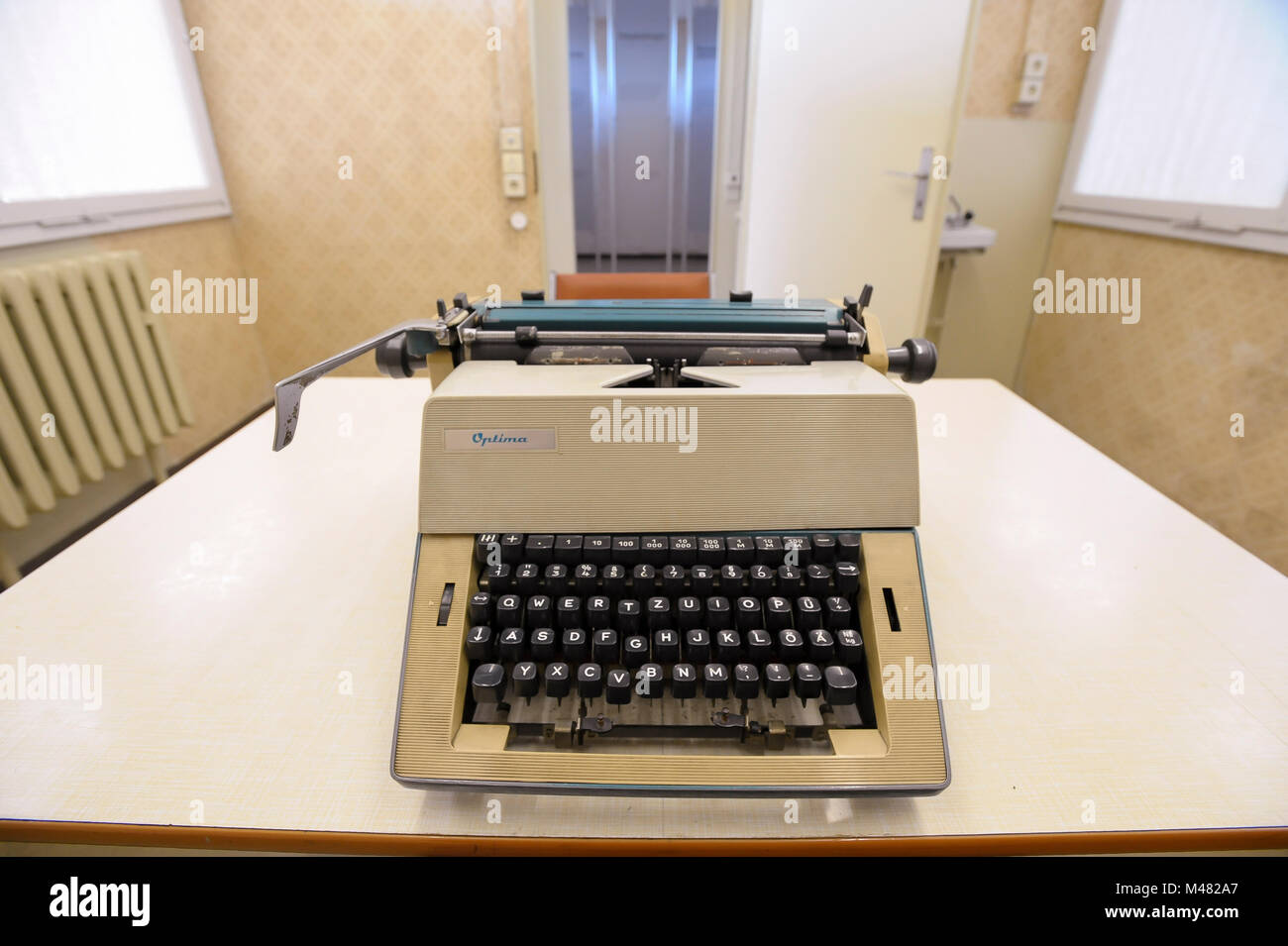 Exposition de salle d'interrogatoire avec machine à écrire sur la table dans l'un des bâtiments de l'ancien point de contrôle de l'Grenzubergangsstelle Marienborn GUSt sur E Banque D'Images