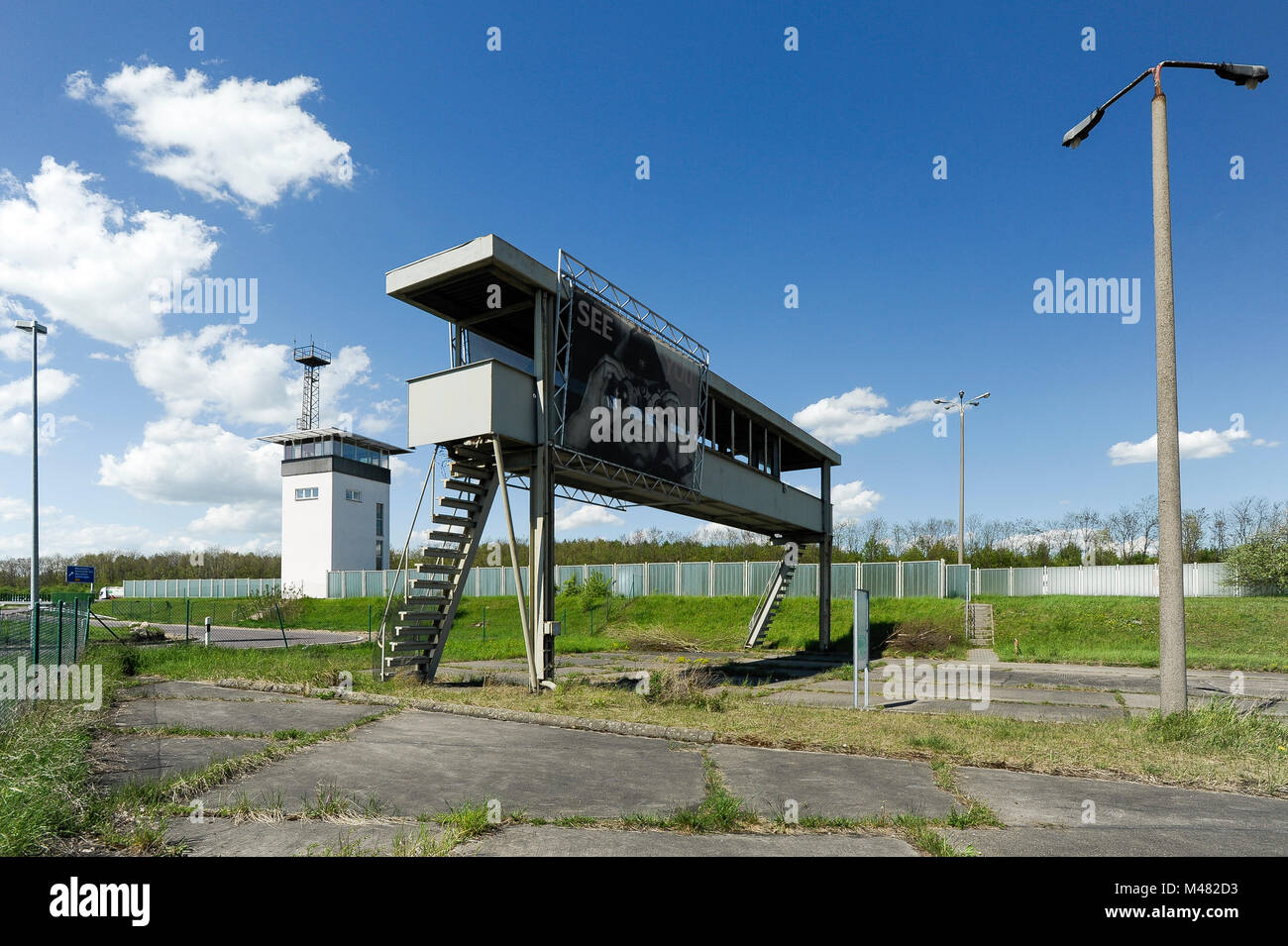 Tour de commande et d'observation avec pont photo de garde-frontières de la RDA vous voir dans l'ancien point de contrôle et contrôle de passeport kiosques de Grenzubergangsste Banque D'Images