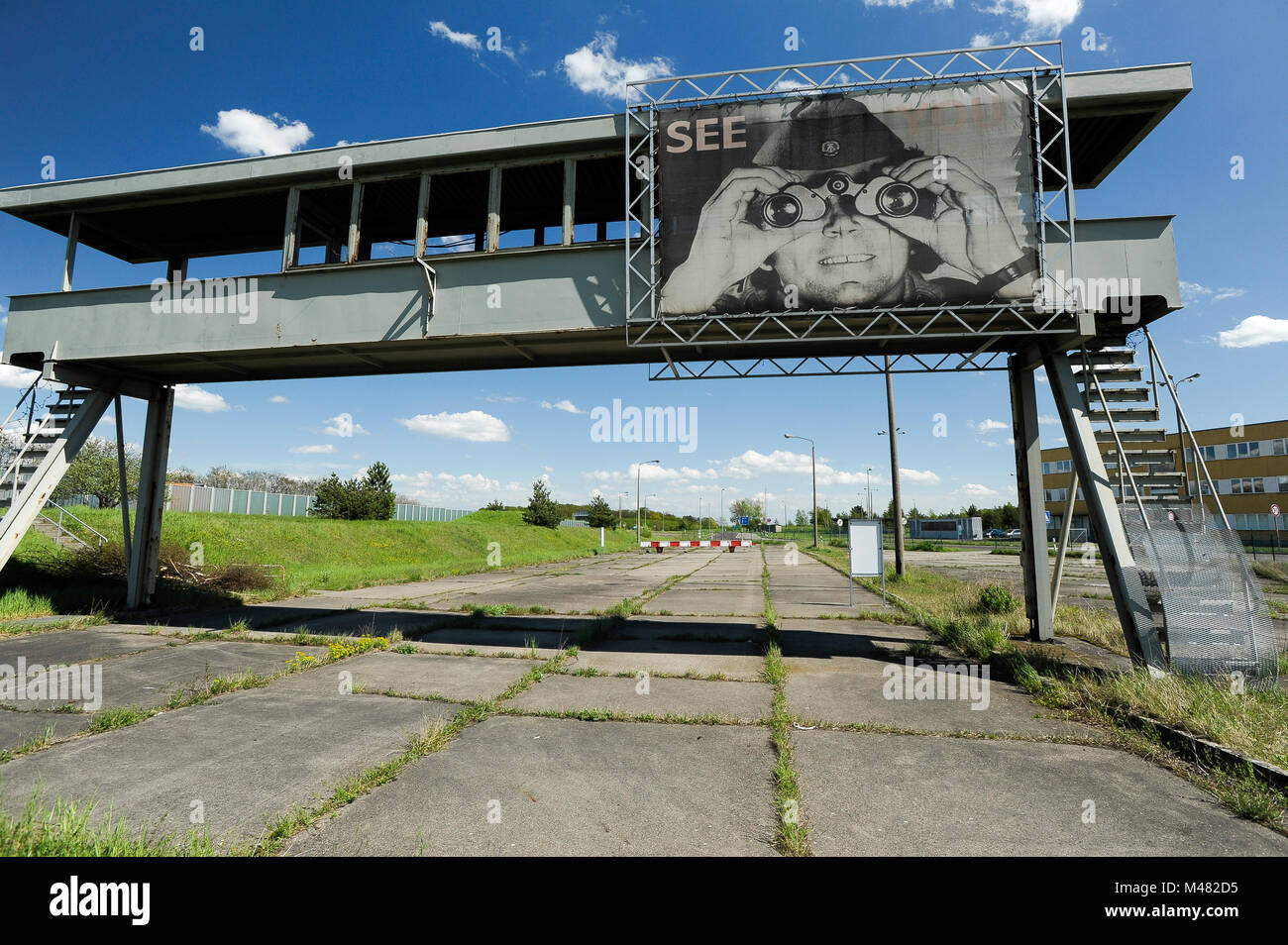 Pont d'observation avec l'image de garde-frontières de la RDA vous voir dans l'ancien point de contrôle et contrôle de passeport kiosques de Grenzubergangsstelle Marienborn GUS Banque D'Images