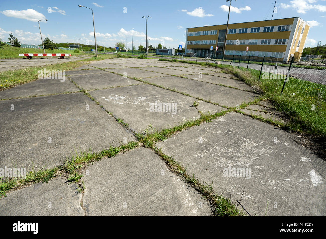 L'ancien point de contrôle et contrôle de passeport kiosques de Grenzubergangsstelle Marienborn GUSt sur côté allemand de l'Est de l'ancienne RDA et l'Allemagne de l'Ouest (Grenzu Banque D'Images