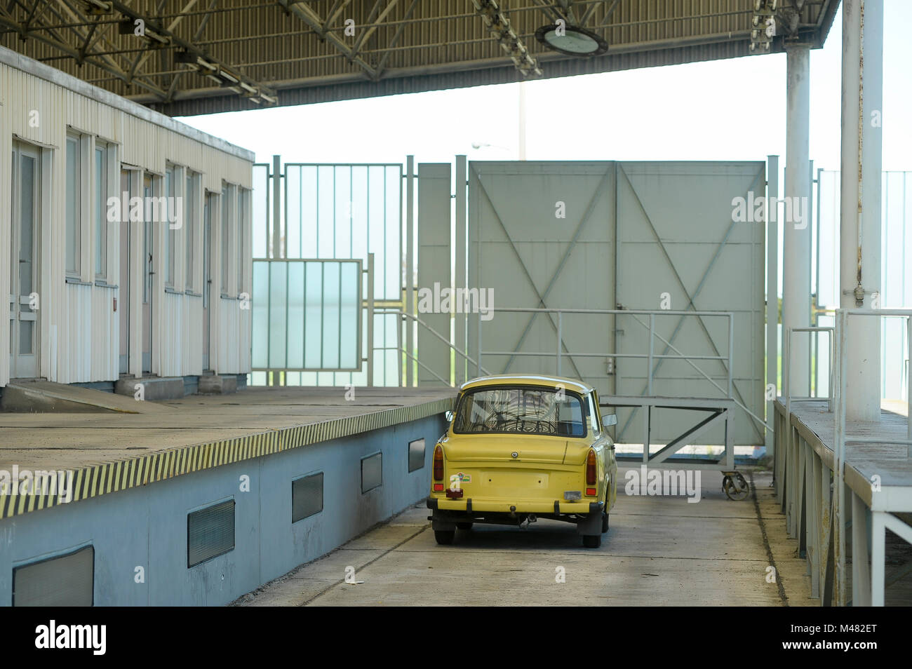 Voiture Trabant est-allemands dans l'ancien point de contrôle de l'Grenzubergangsstelle Marienborn GUSt sur côté allemand de l'Est de l'ancienne RDA et l'Allemagne de l'Ouest (Grenzub Banque D'Images