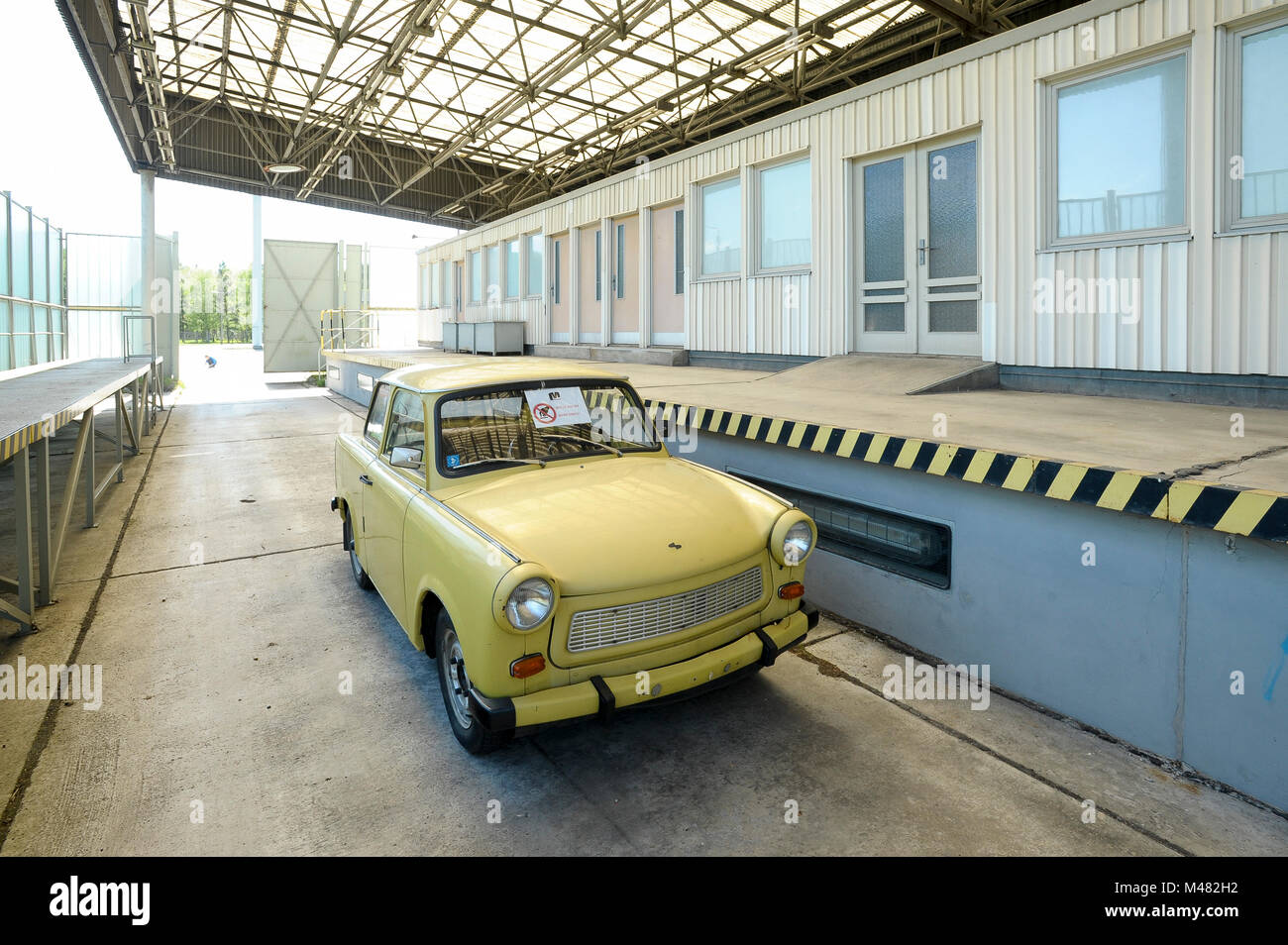 Voiture Trabant est-allemands dans l'ancien point de contrôle de l'Grenzubergangsstelle Marienborn GUSt sur côté allemand de l'Est de l'ancienne RDA et l'Allemagne de l'Ouest (Grenzub Banque D'Images
