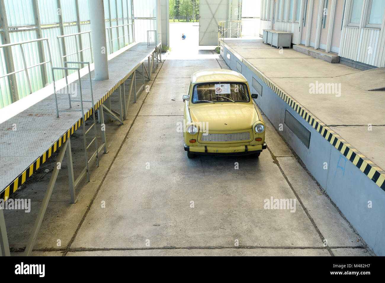 Voiture Trabant est-allemands dans l'ancien point de contrôle de l'Grenzubergangsstelle Marienborn GUSt sur côté allemand de l'Est de l'ancienne RDA et l'Allemagne de l'Ouest (Grenzub Banque D'Images