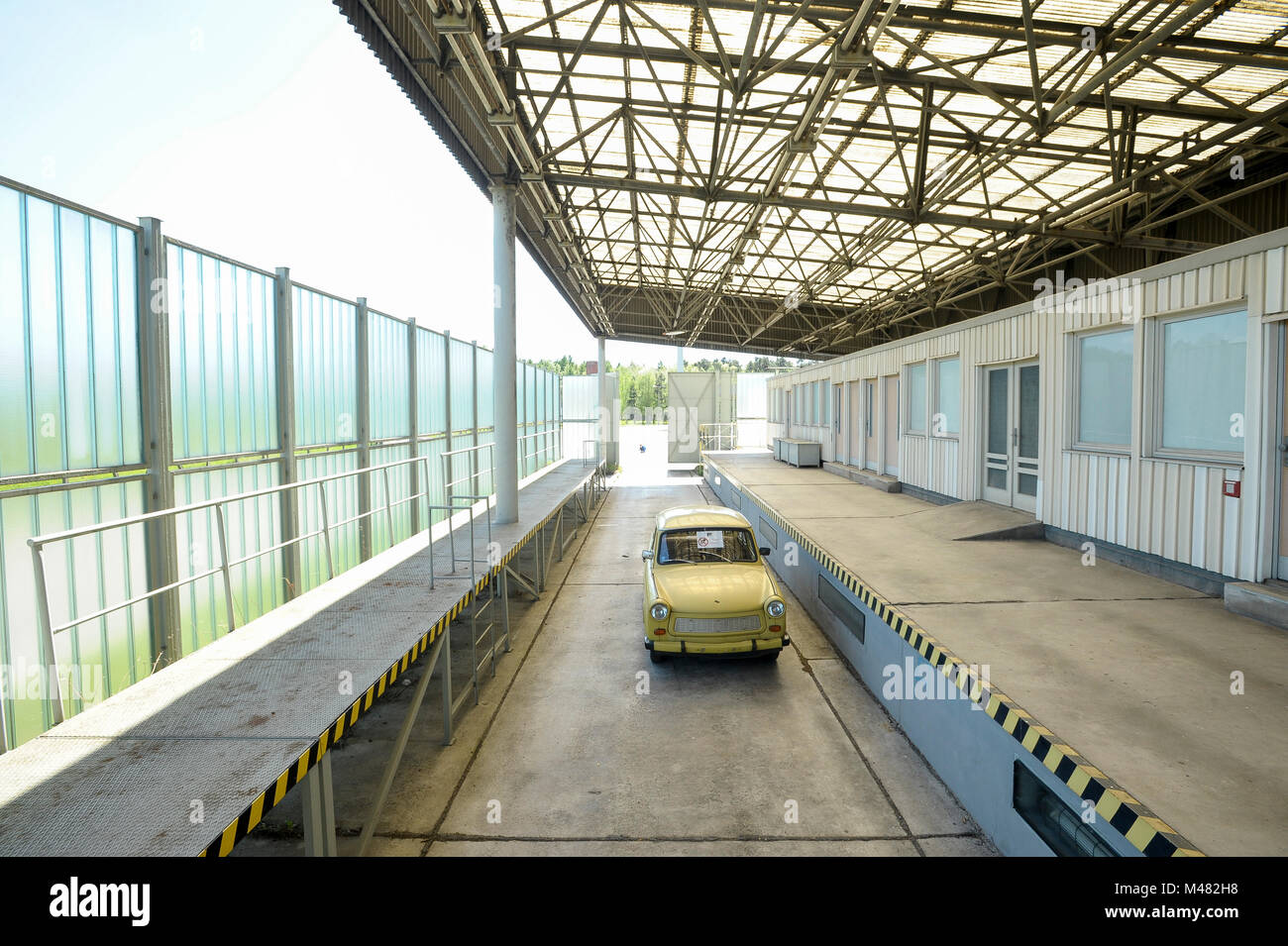 Voiture Trabant est-allemands dans l'ancien point de contrôle de l'Grenzubergangsstelle Marienborn GUSt sur côté allemand de l'Est de l'ancienne RDA et l'Allemagne de l'Ouest (Grenzub Banque D'Images