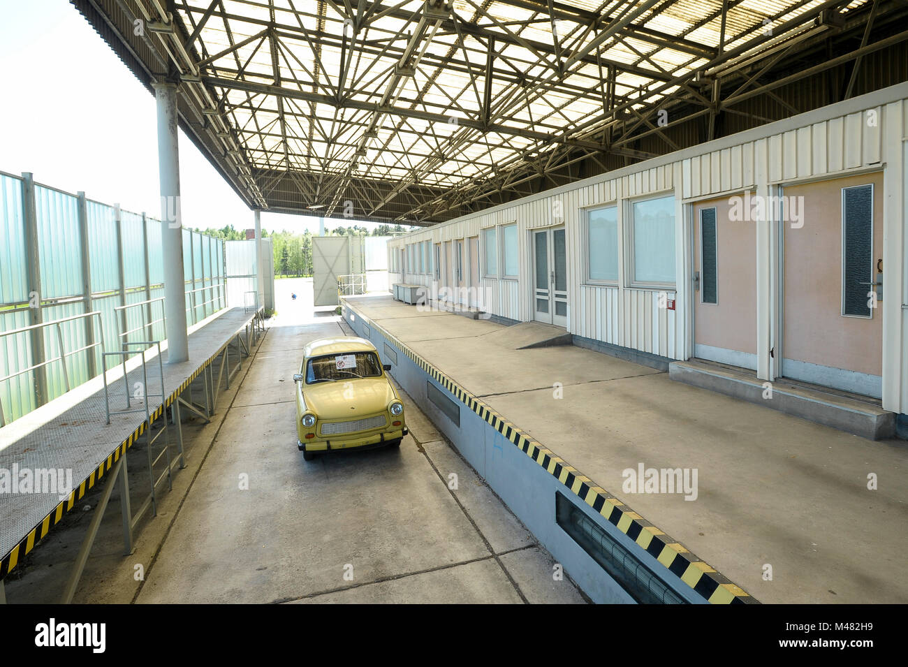 Voiture Trabant est-allemands dans l'ancien point de contrôle de l'Grenzubergangsstelle Marienborn GUSt sur côté allemand de l'Est de l'ancienne RDA et l'Allemagne de l'Ouest (Grenzub Banque D'Images
