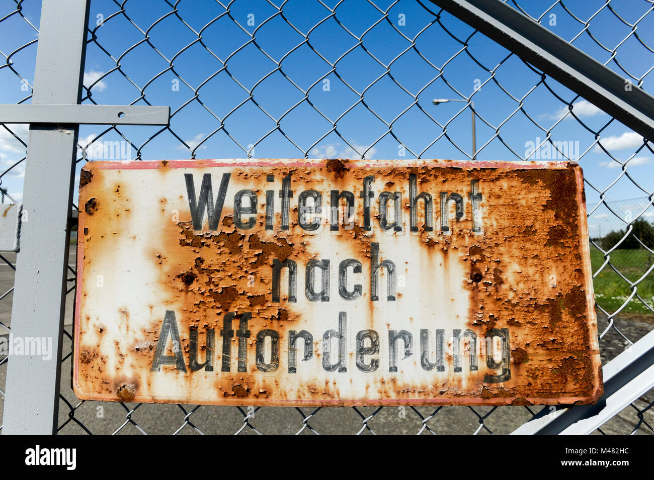 L'ancien point de contrôle et contrôle de passeport kiosques de Grenzubergangsstelle Marienborn GUSt sur côté allemand de l'Est de l'ancienne RDA et l'Allemagne de l'Ouest (Grenzu Banque D'Images