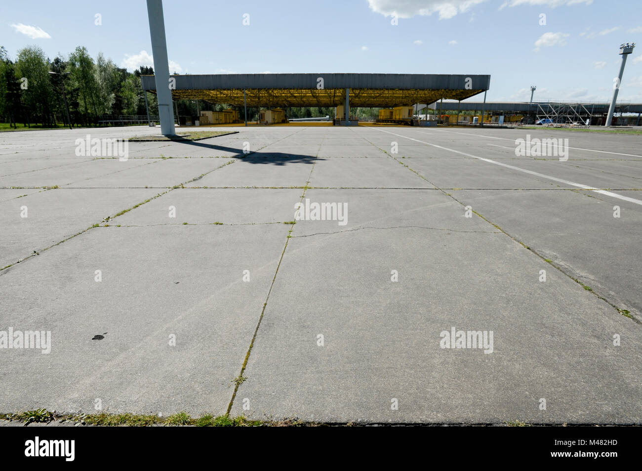 L'ancien point de contrôle et contrôle de passeport kiosques de Grenzubergangsstelle Marienborn GUSt sur côté allemand de l'Est de l'ancienne RDA et l'Allemagne de l'Ouest (Grenzu Banque D'Images