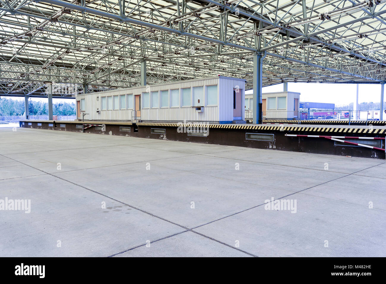 L'ancien point de contrôle et contrôle de passeport kiosques de Grenzubergangsstelle Marienborn GUSt sur côté allemand de l'Est de l'ancienne RDA et l'Allemagne de l'Ouest (Grenzu Banque D'Images