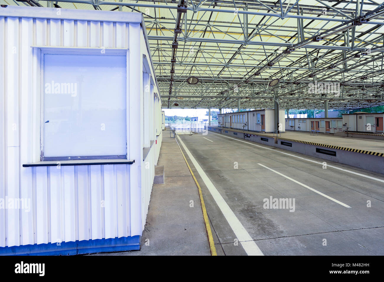 L'ancien point de contrôle et contrôle de passeport kiosques de Grenzubergangsstelle Marienborn GUSt sur côté allemand de l'Est de l'ancienne RDA et l'Allemagne de l'Ouest (Grenzu Banque D'Images