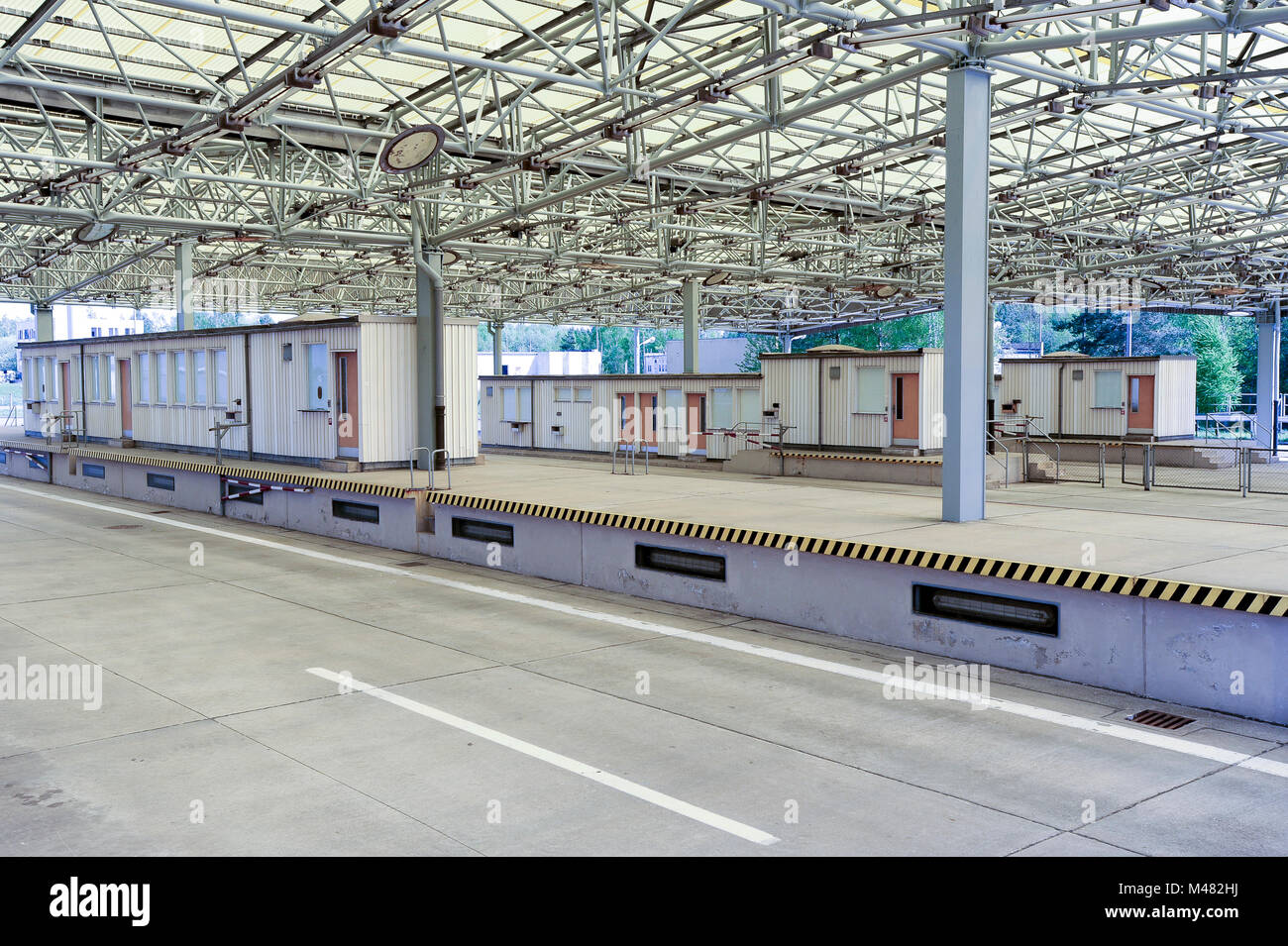 L'ancien point de contrôle et contrôle de passeport kiosques de Grenzubergangsstelle Marienborn GUSt sur côté allemand de l'Est de l'ancienne RDA et l'Allemagne de l'Ouest (Grenzu Banque D'Images