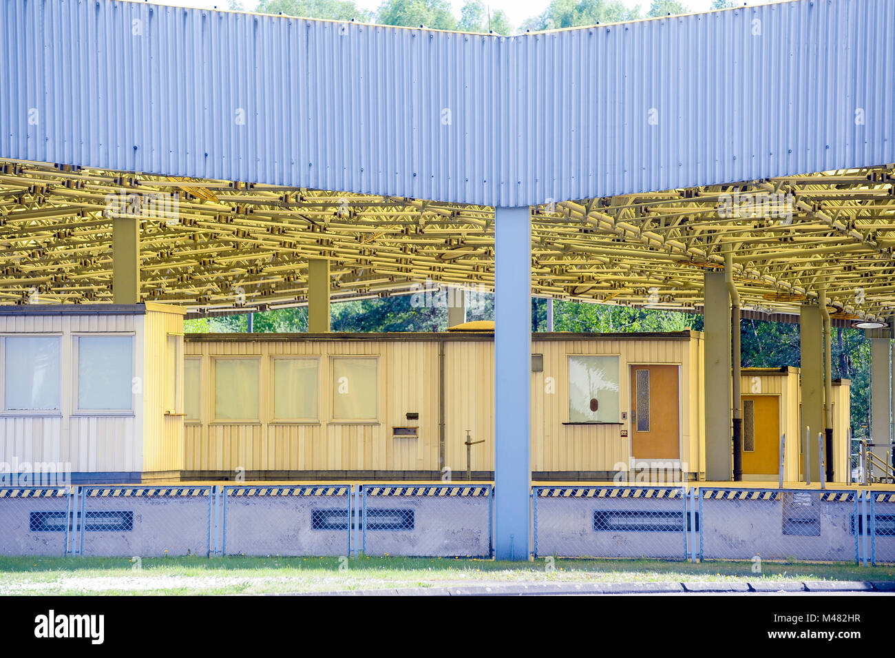 L'ancien point de contrôle et contrôle de passeport kiosques de Grenzubergangsstelle Marienborn GUSt sur côté allemand de l'Est de l'ancienne RDA et l'Allemagne de l'Ouest (Grenzu Banque D'Images
