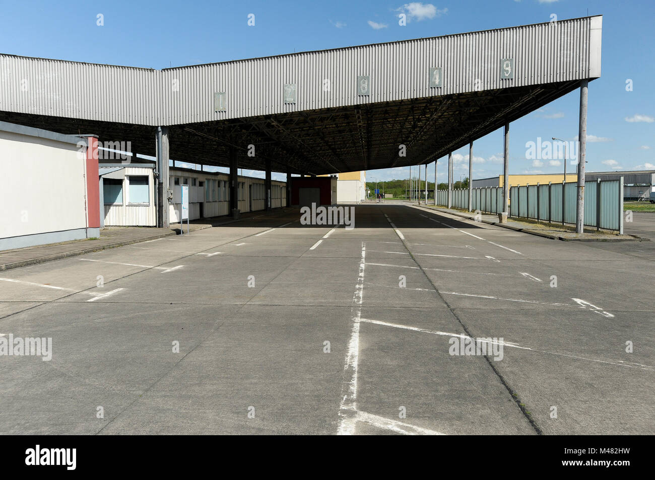 L'ancien point de contrôle et contrôle de passeport kiosques de Grenzubergangsstelle Marienborn GUSt sur côté allemand de l'Est de l'ancienne RDA et l'Allemagne de l'Ouest (Grenzu Banque D'Images