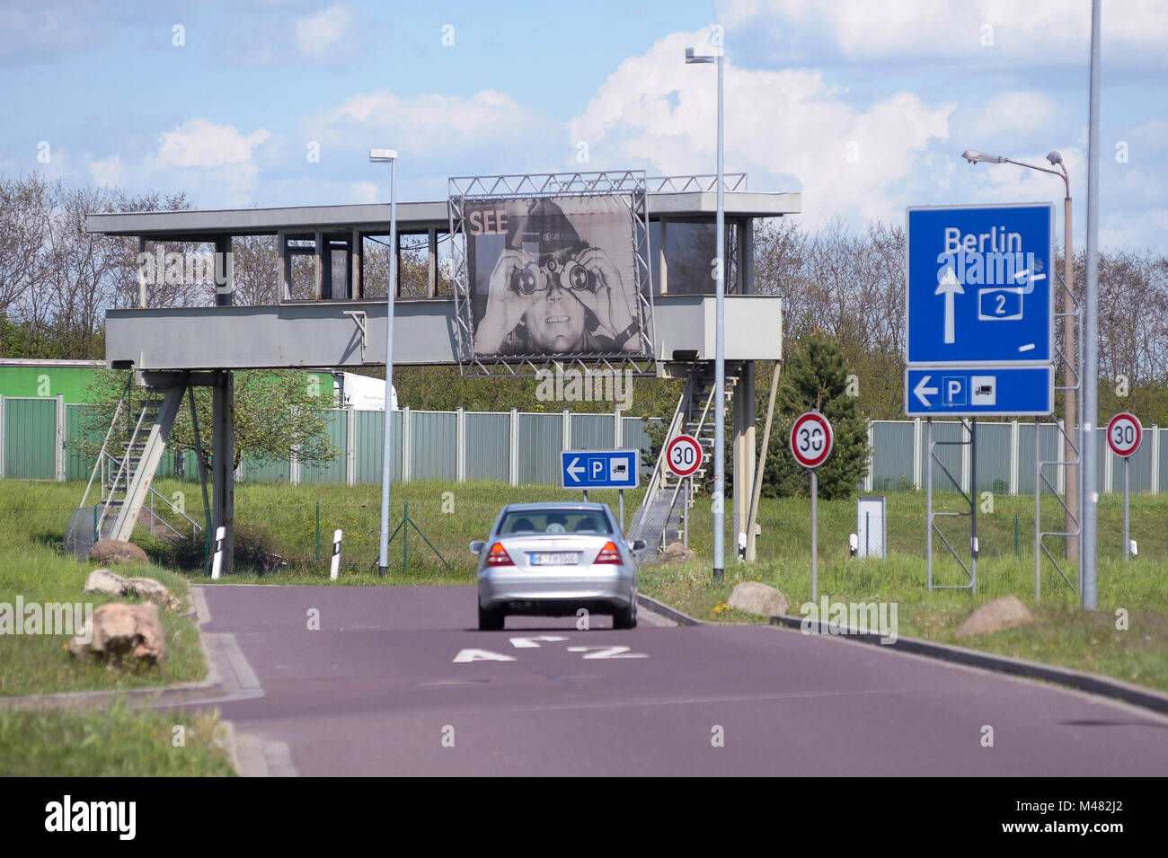 Pont d'observation avec l'image de garde-frontières de la RDA vous voir dans l'ancien point de contrôle et contrôle de passeport kiosques de Grenzubergangsstelle Marienborn GUS Banque D'Images