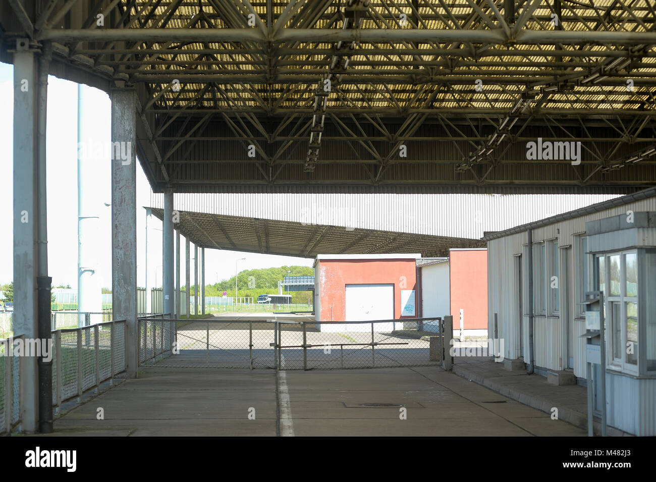 L'ancien point de contrôle et contrôle de passeport kiosques de Grenzubergangsstelle Marienborn GUSt sur côté allemand de l'Est de l'ancienne RDA et l'Allemagne de l'Ouest (Grenzu Banque D'Images