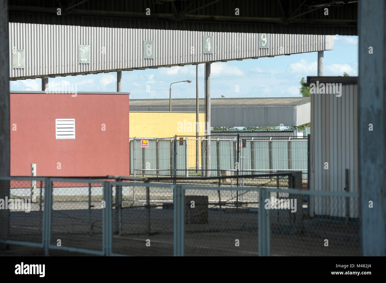 L'ancien point de contrôle et contrôle de passeport kiosques de Grenzubergangsstelle Marienborn GUSt sur côté allemand de l'Est de l'ancienne RDA et l'Allemagne de l'Ouest (Grenzu Banque D'Images