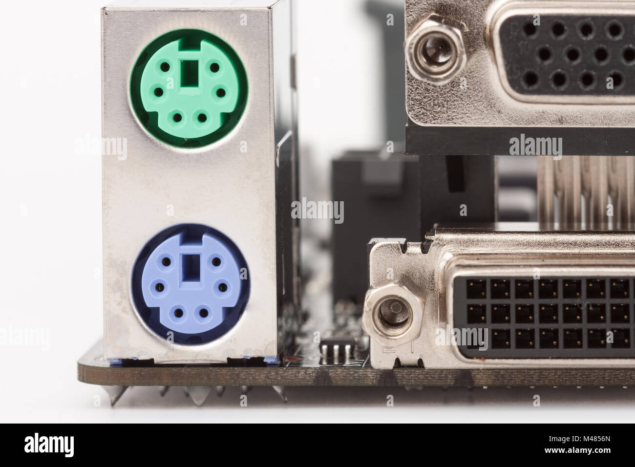 PS/2 port souris verte, et PS/2 port clavier violet sur la carte mère