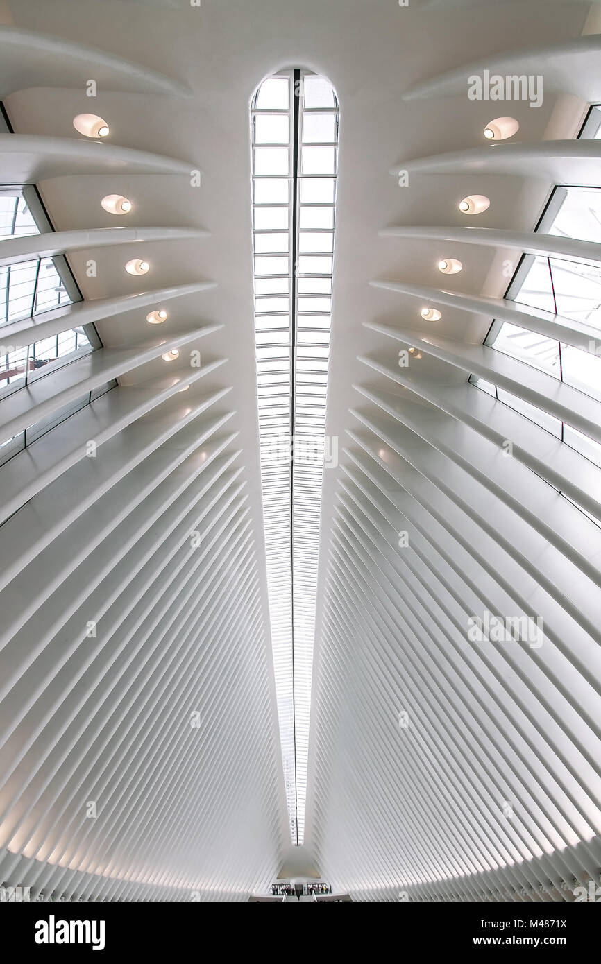 New York, Feb 9, 2018 : La vue de l'intérieur de l'Oculus, une merveille d'architecture par Santiago Calatrava. Banque D'Images