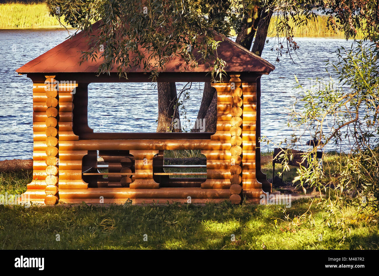 Un magnifique pavillon sur une rive de la rivière pittoresque. Banque D'Images