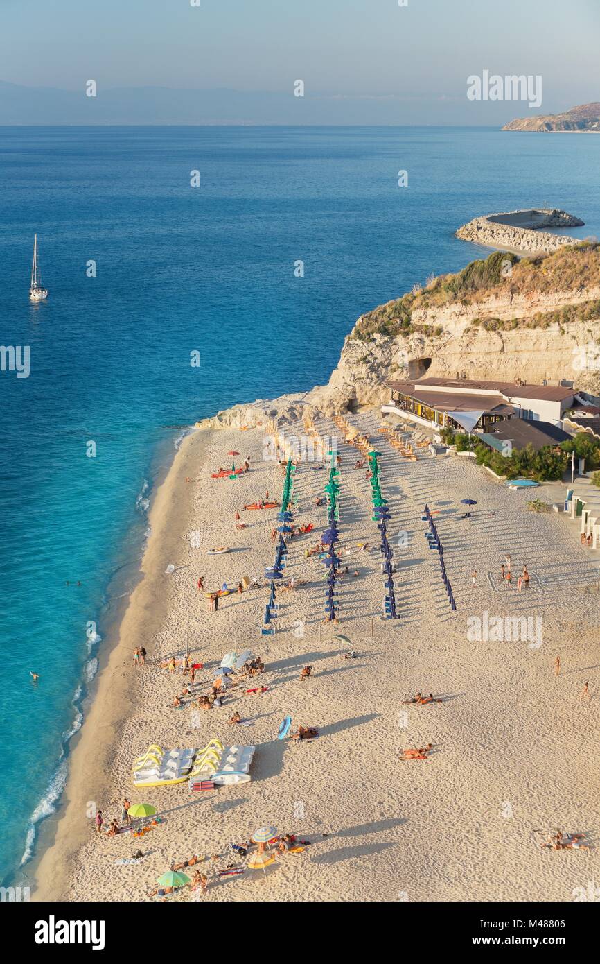 Vue d'une belle plage de Tropea, dans le sud de l'Italie Banque D'Images