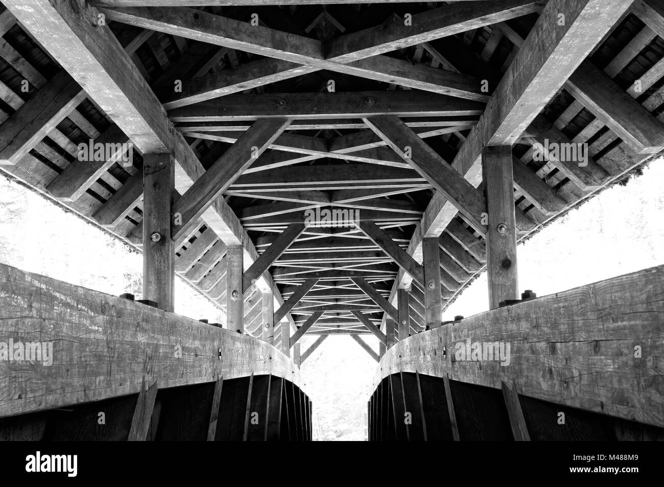 Un toit en bois et de construction d'un pont en noir et blanc Banque D'Images