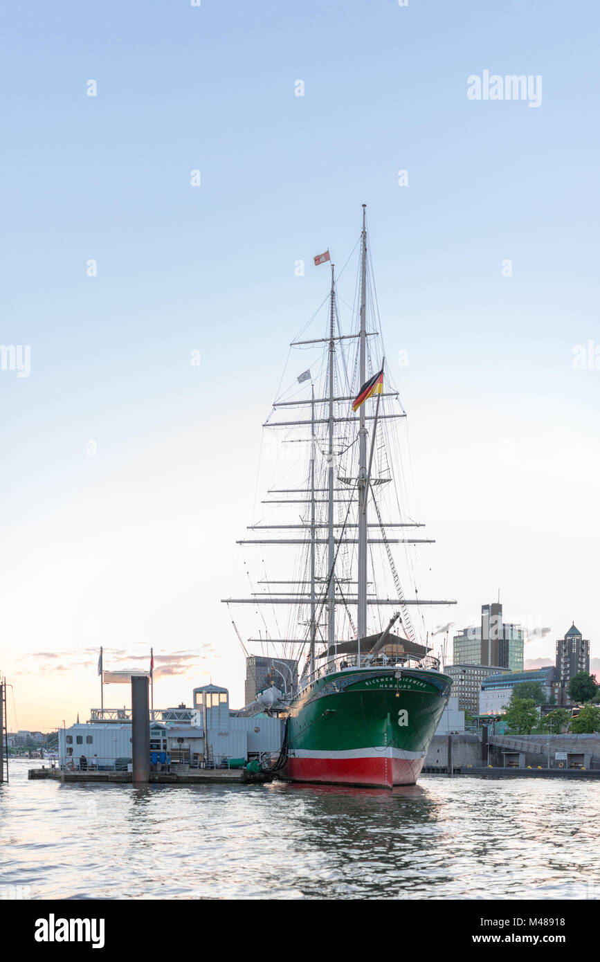 Trois-mâts barque bateau de voile à la jetée à St.Pauli Banque D'Images