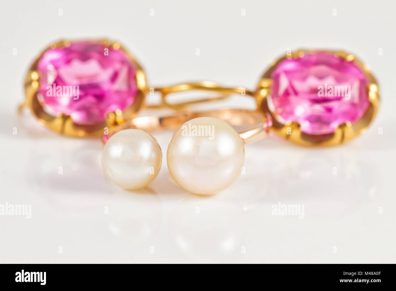 Bague en or avec perles et rubis boucles d'or Banque D'Images