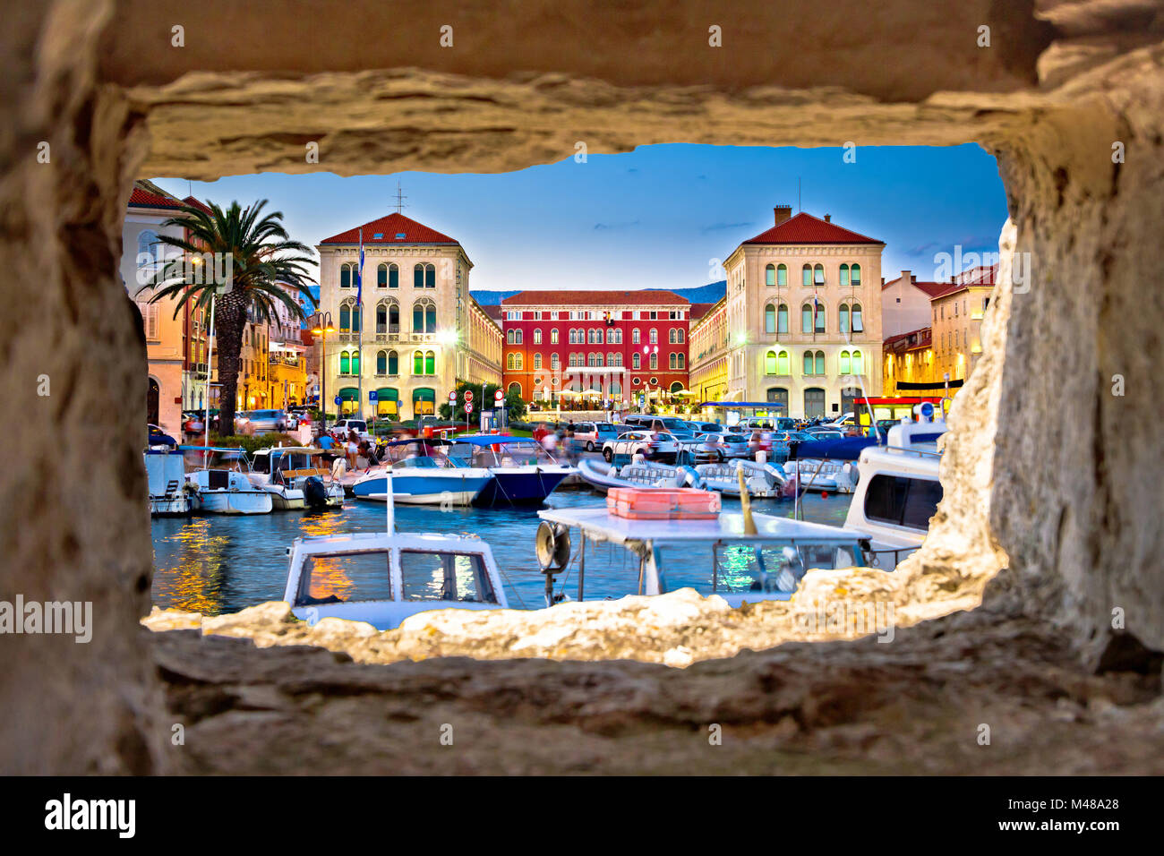 Place Prokurative à Split grâce à la fenêtre en pierre Banque D'Images