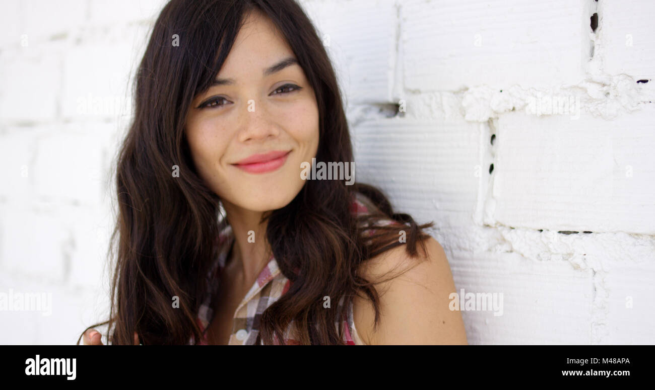 Femme sereine avec de longs cheveux bruns caméra fixe Banque D'Images