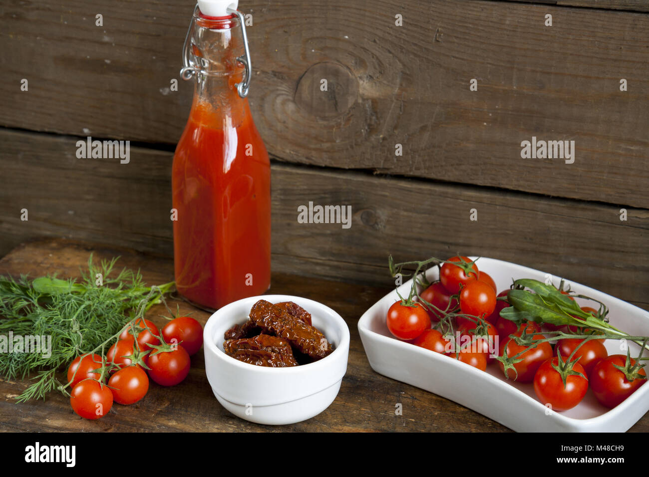 Tomates séchées au soleil, les tomates et la purée de tomates fraîches Banque D'Images