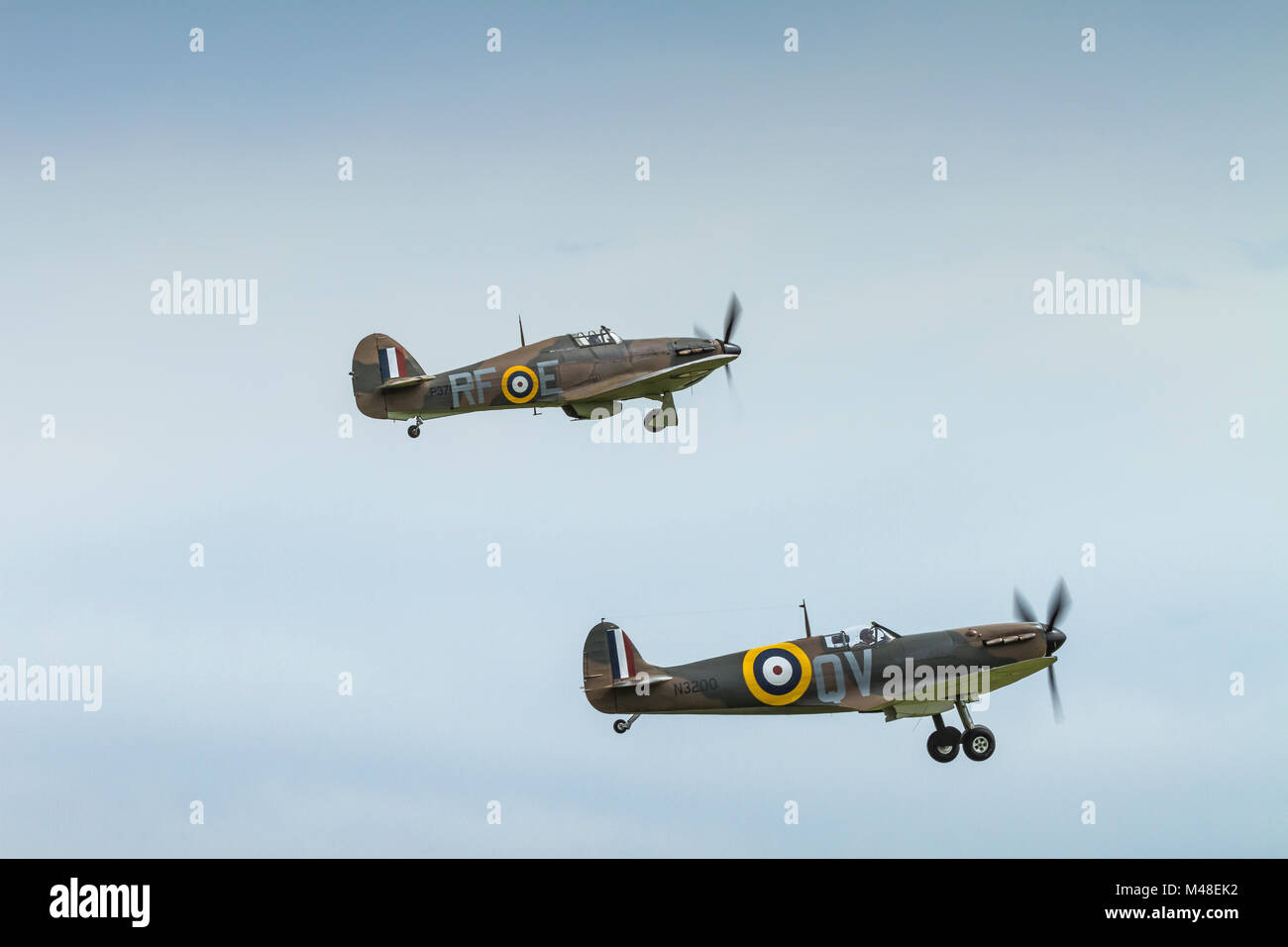 Un Hawker Hurricane et Supermarine Spitfire décoller en formation Banque D'Images