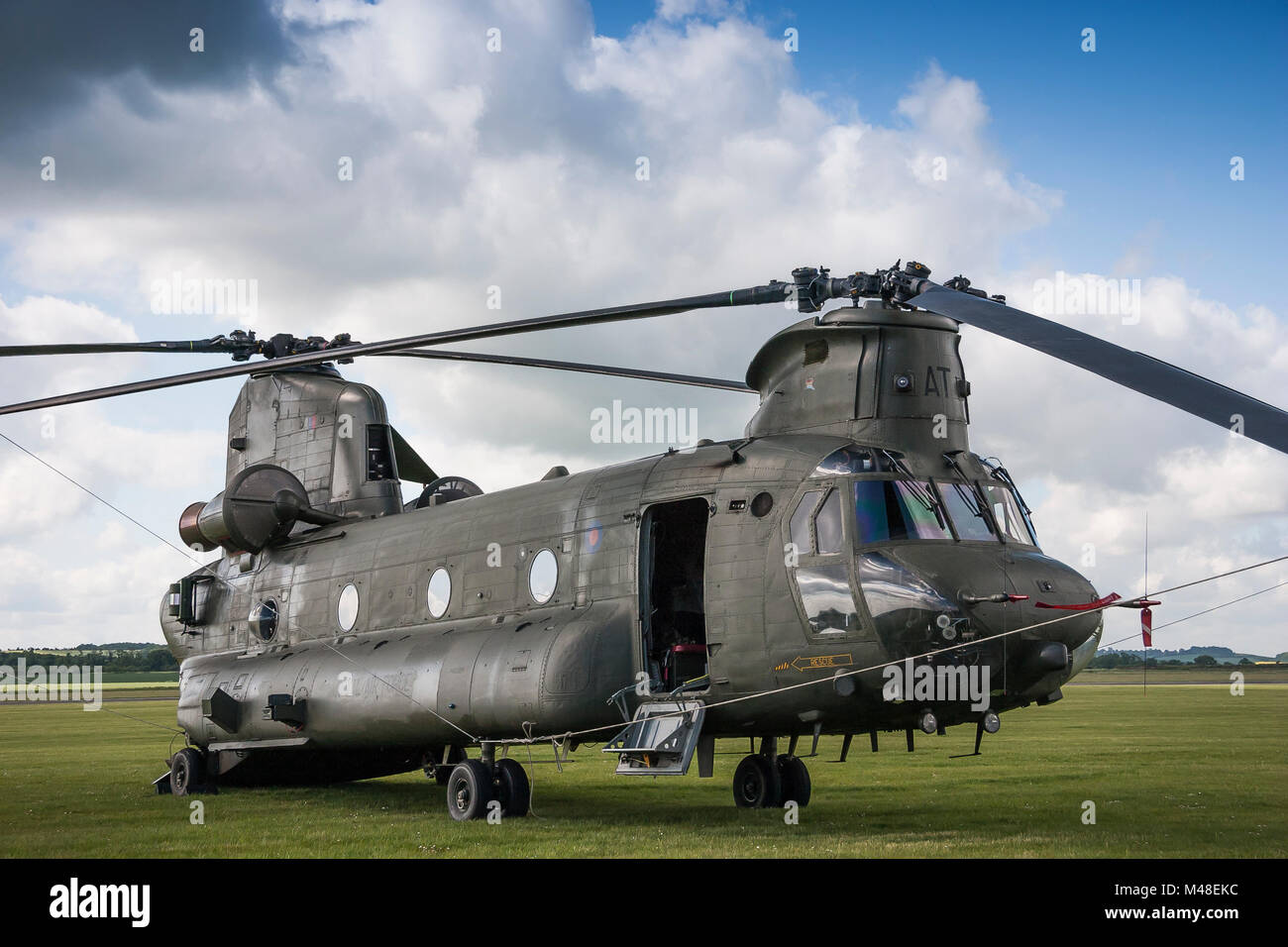 Chinook de la Royal Air Force HC2 assis sur un terrain d'herbe Banque D'Images