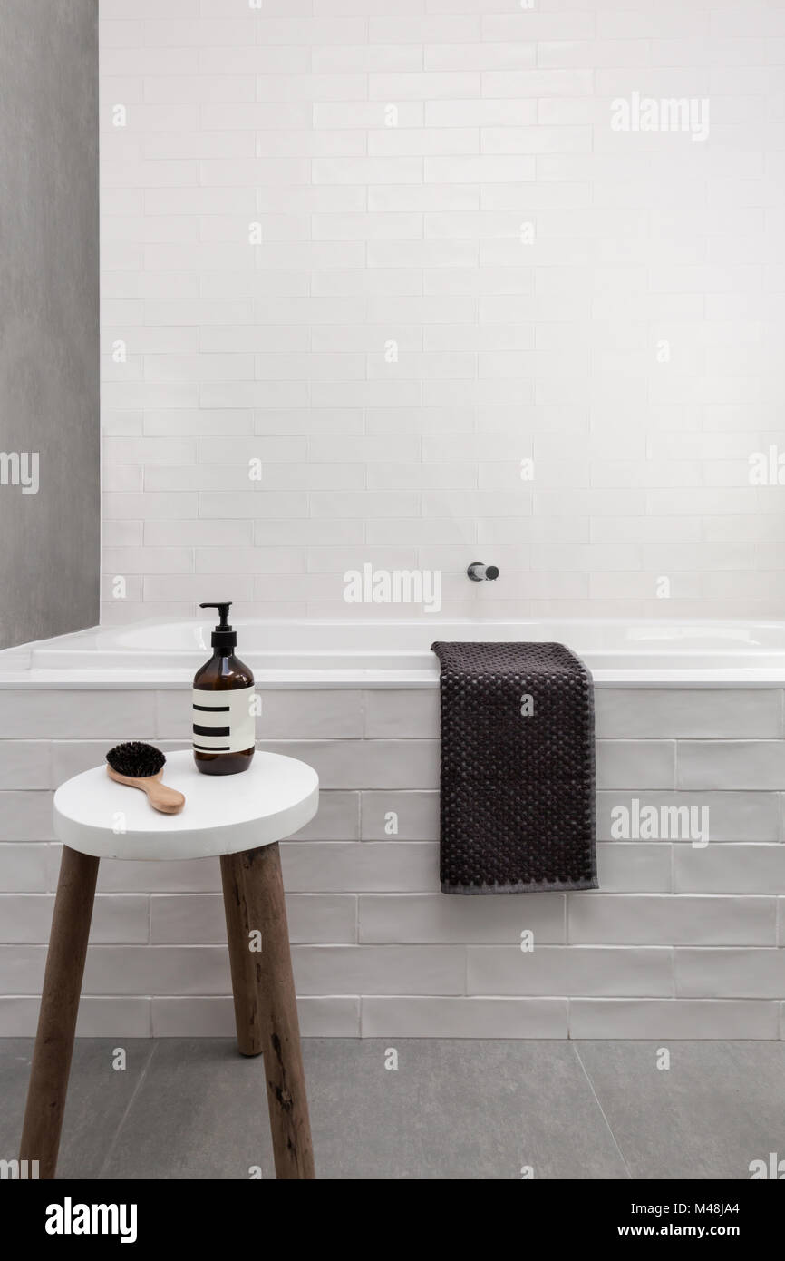 Baignoire blanc vitrocéramique et selles avec du savon Day Spa salle de  bains Photo Stock - Alamy