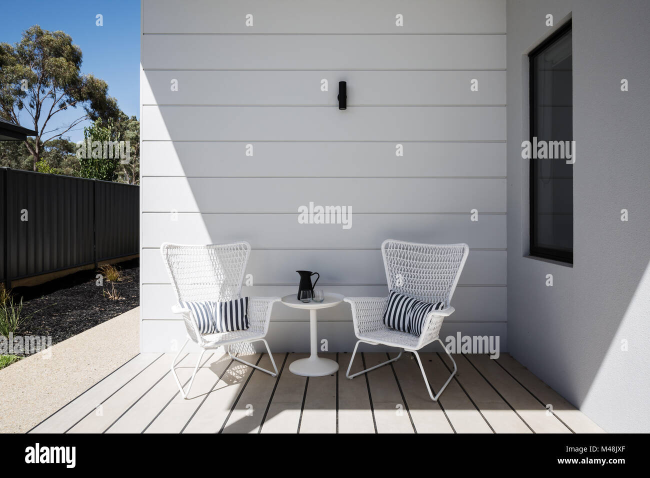 Assis à l'extérieur de l'espace sur un pont en plein air Banque D'Images