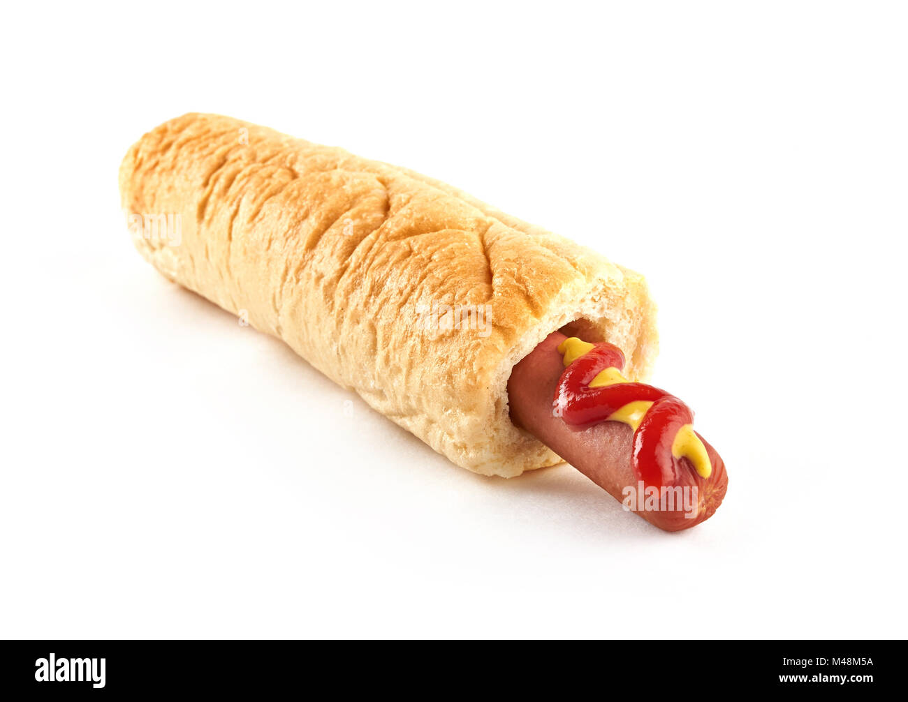 Hot Dog français avec de grandes saucisses et sauces isolé sur fond blanc Banque D'Images