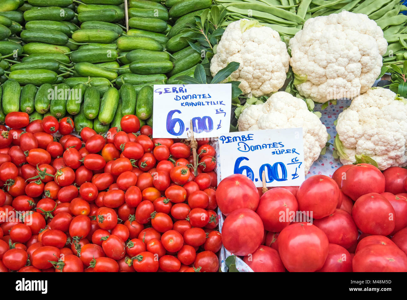 Les tomates et le chou-fleur à la vente à un marché à Istanbul Banque D'Images