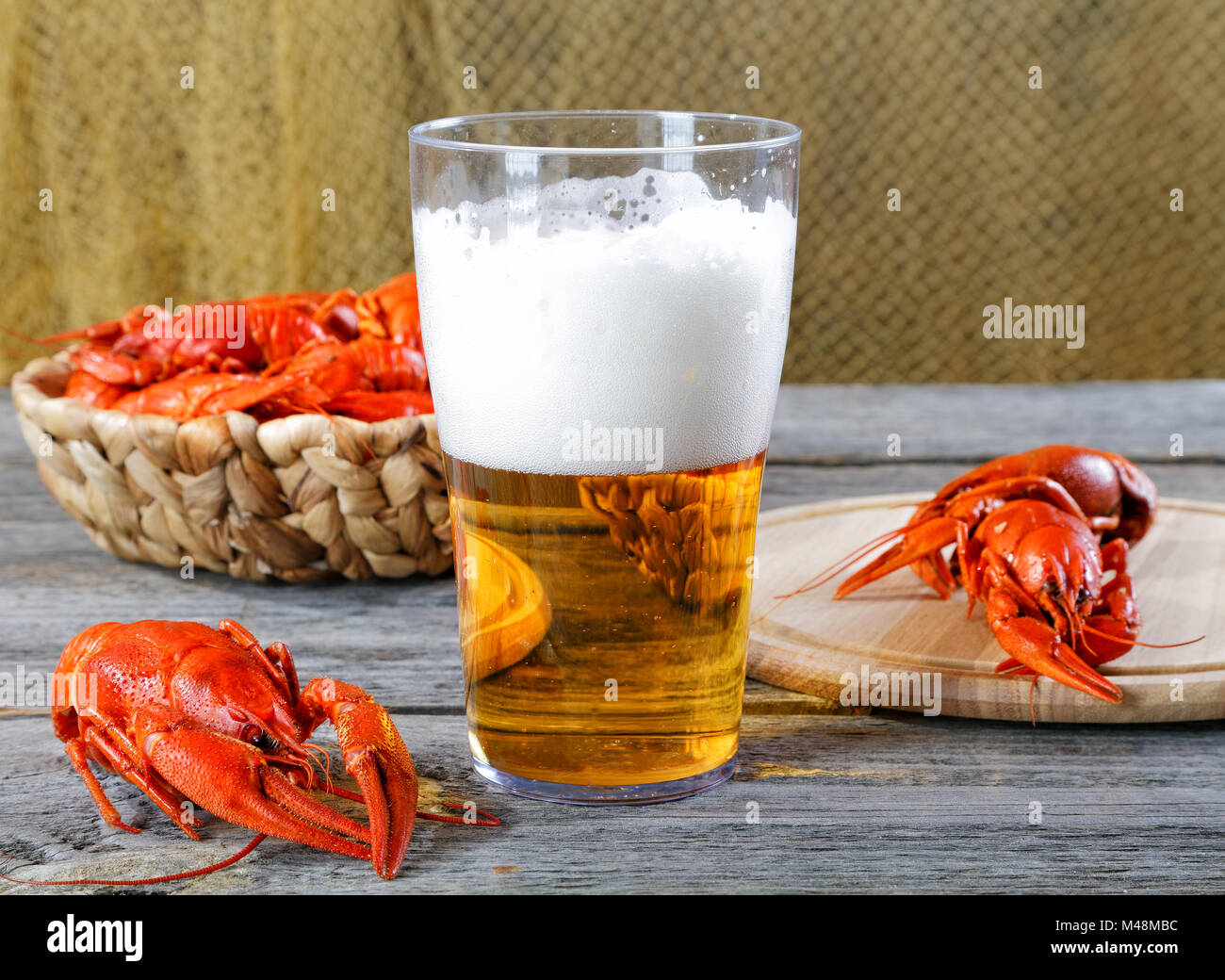 Les écrevisses bouillies savoureuses et bière sur table ancienne Banque D'Images