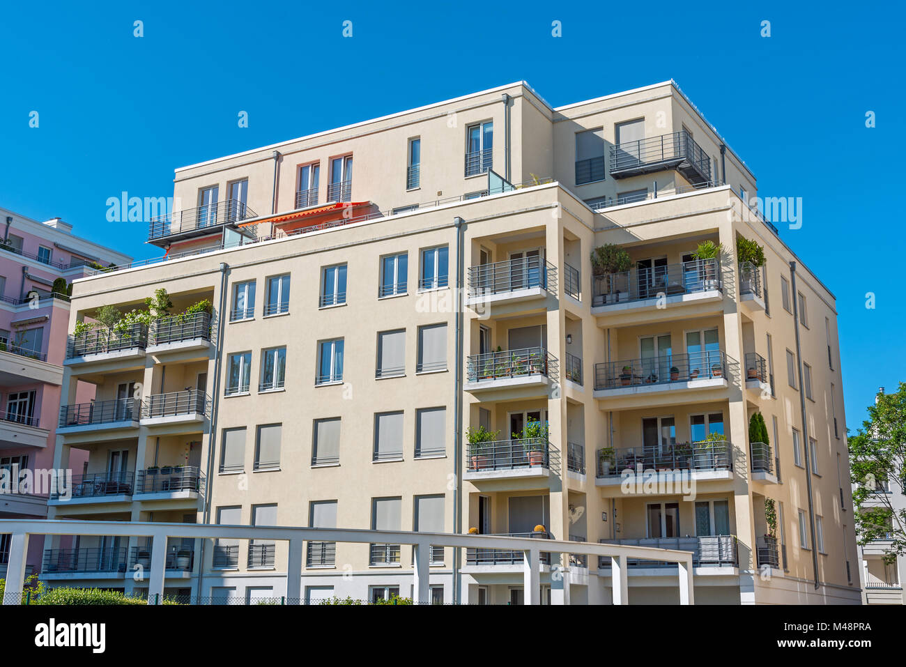 Appartement moderne jaune maison vue à Berlin, Allemagne Banque D'Images