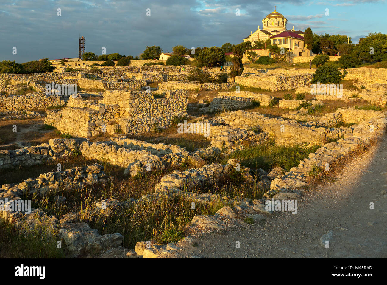 Les ruines anciennes Chersonesus Taurica dans les rayons du soleil couchant. Banque D'Images